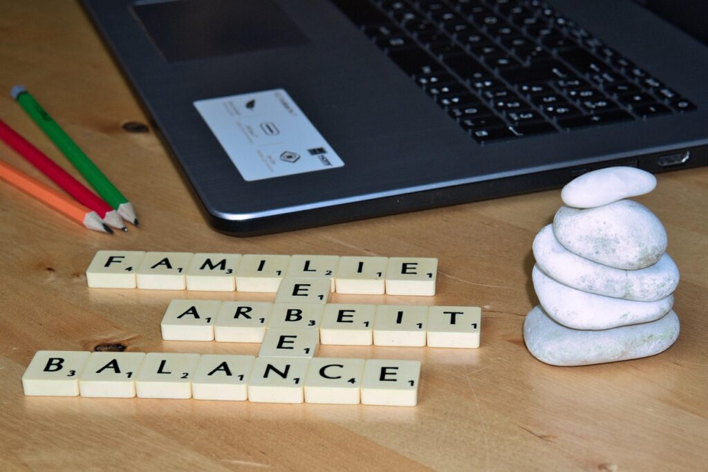 家庭機能の外部化にはどんなメリットとデメリットがあり、実例は何ですか？